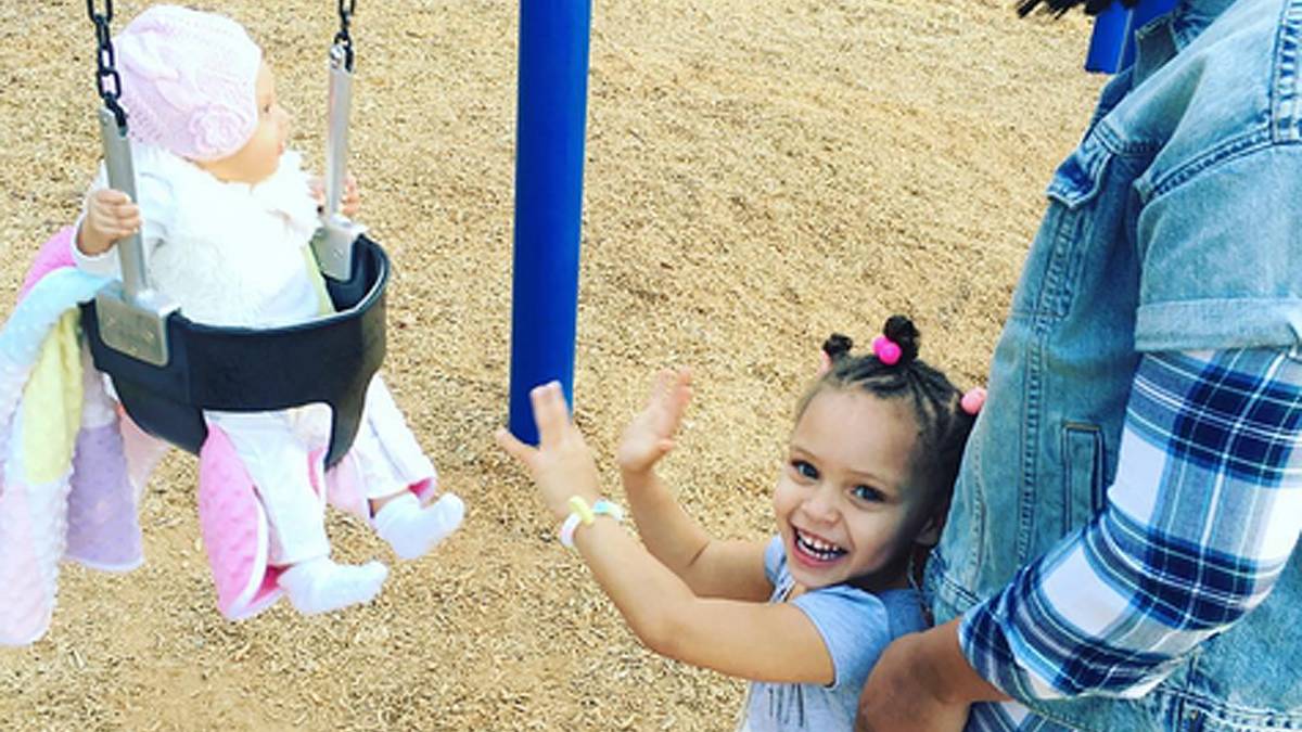 Da ihr Mann viel in den Basketball-Hallen Nordamerikas unterwegs ist, bleibt oftmals nicht viel Zeit für die Familie, sodass Ayesha auch mal mit den beiden Töchtern alleine auf den Spielplatz gehen muss