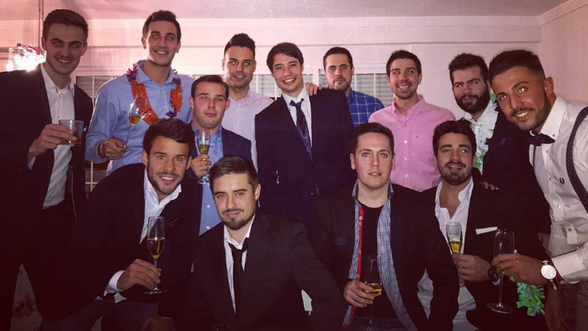 Bei Bayerns spanischem Verteidiger Juan Bernat (unten links) herrscht dagegen anscheinend Männer-Überschuss