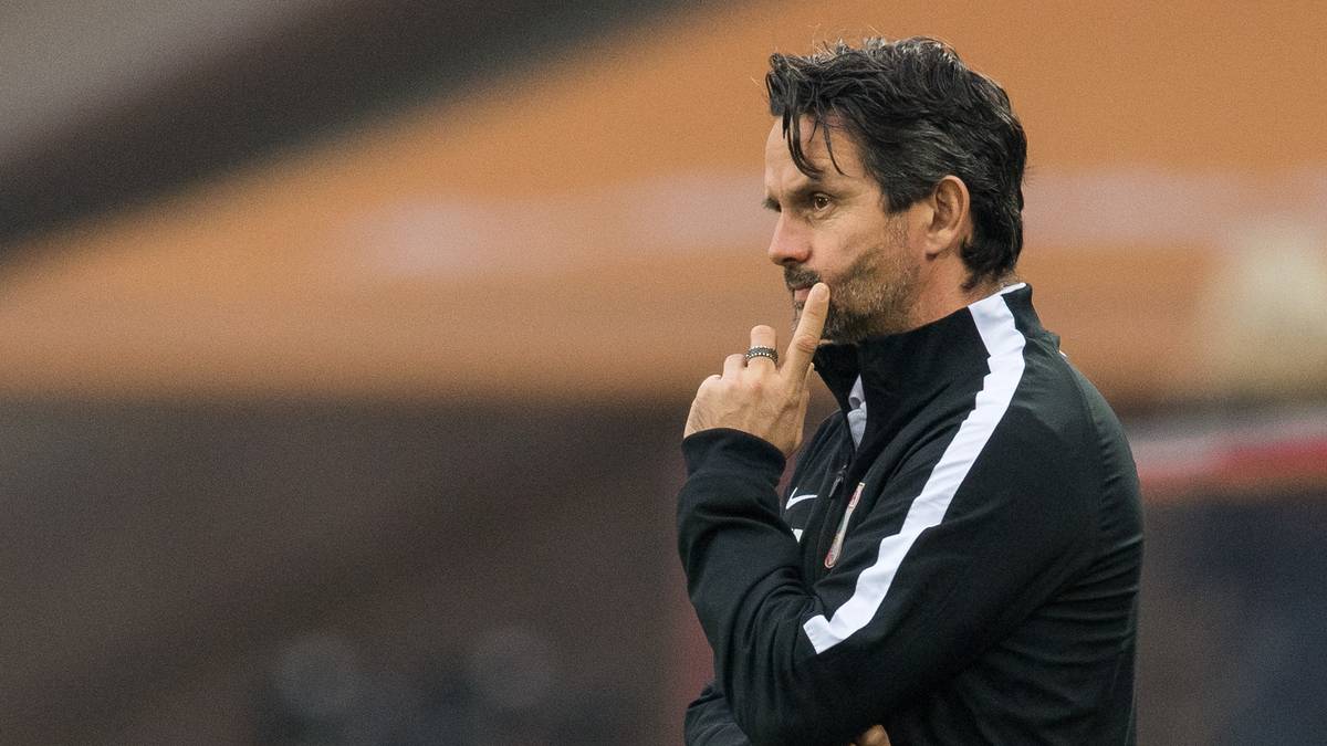 Dirk Schuster führt Darmstadt 98 von Liga 3 bis in die Bundesliga und schafft dort sensationell den Klassenerhalt. In Augsburg wurde der 49-Jährige nach der Hälfte der Saison entlassen. Der Musterschüler von 2008 ist derzeit vereinslos