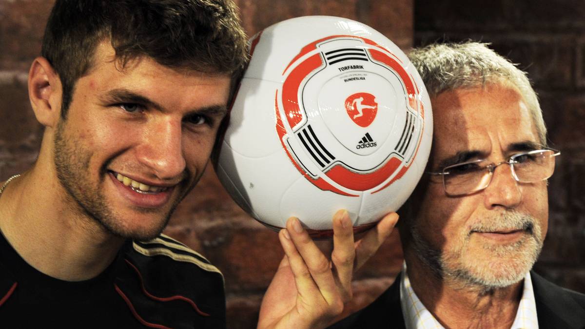 SAISON 2010/11: Der doppelte Müller Thomas (l.) und Gerd präsentierte im Sommer 2010 den neu eingeführten einheitlichen Spielball für die Bundesliga