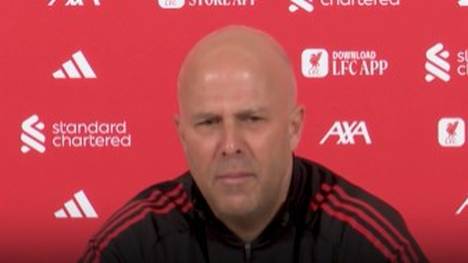 Liverpool-Trainer Arne Slot kritisiert die fehlende Konstanz des VAR in der Premier League. Er vergleicht den Platzverweis von Palace-Verteidger Maxence Lacroix mit einem ähnlichen Foul an Mohamed Salah.