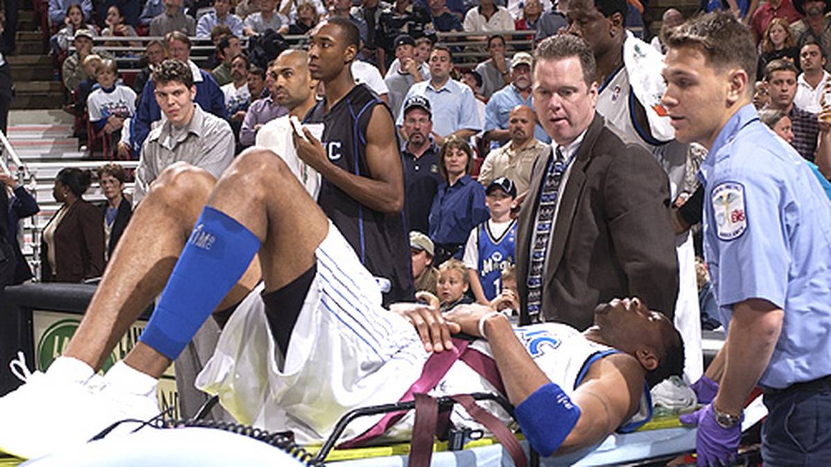 2002 treten aber erstmals Verletzungsschwierigkeiten auf, die seine Karriere prägen sollen. Rücken- und Knieprobleme machen ihm zu schaffen. Zudem sind die Charlotte Hornets in der ersten Playoff-Runde zu stark