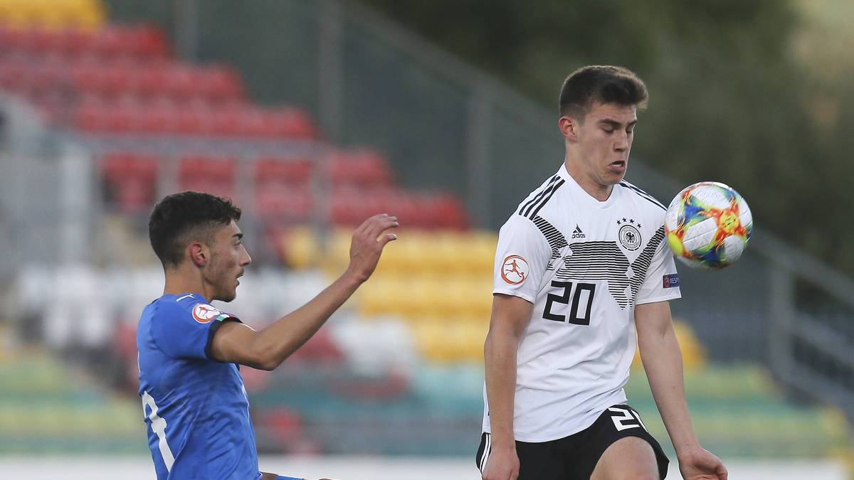 MARCEL BEIFUS (VFL WOLFSBURG) - STÜRMER: Der Senkrechtstarter sprang auf den letzten Drücker und ohne Länderspiel-Erfahrung auf den WM-Zug, debütierte gegen Italien aber als Joker. Der gelernte Innenverteidiger schulte in Wolfsburg in dieser Saison erfolgreich zum Stürmer um