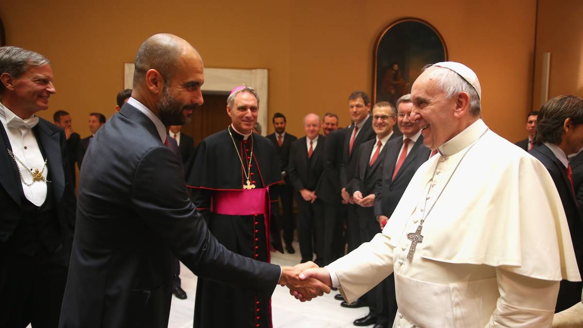 Platz 3: PAPST FRANZISKUS. Regelmäßig empfängt der Papst Persönlichkeiten des Fußballs im Vatikan. Auch die Bayern waren schon zu Gast. Das Fußballherz des Argentiniers schlägt allerdings für seinen heimischen Klub San Lorenzo