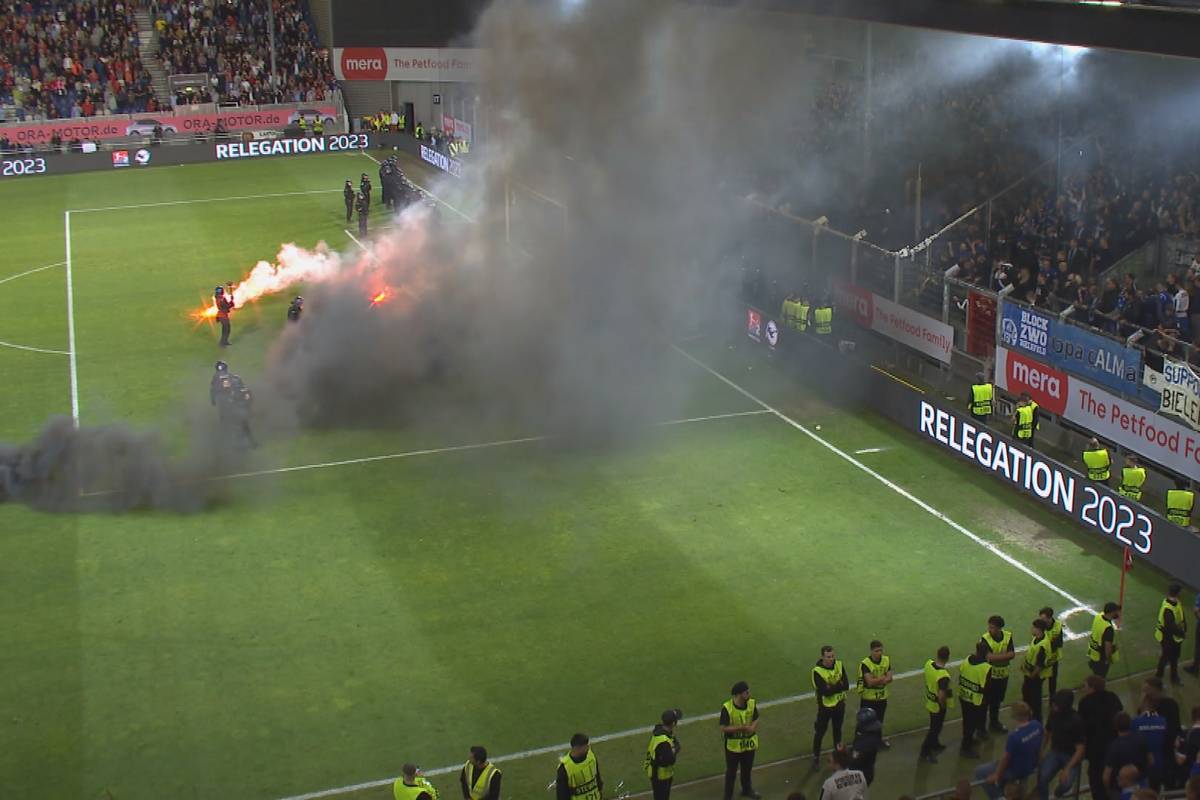 Das Relegations-Hinspiel zur 2. Bundesliga wurde überschattet von massiven Ausschreitungen im Bielefeld-Block. Mehrere Feuerwerkskörper flogen auf den Platz, die Partie musste 21 Minuten unterbrochen werden. 