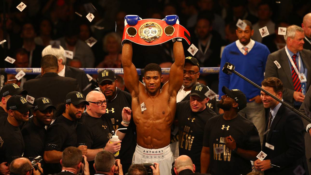 Joshua holt Klitschkos alten WM-Gürtel