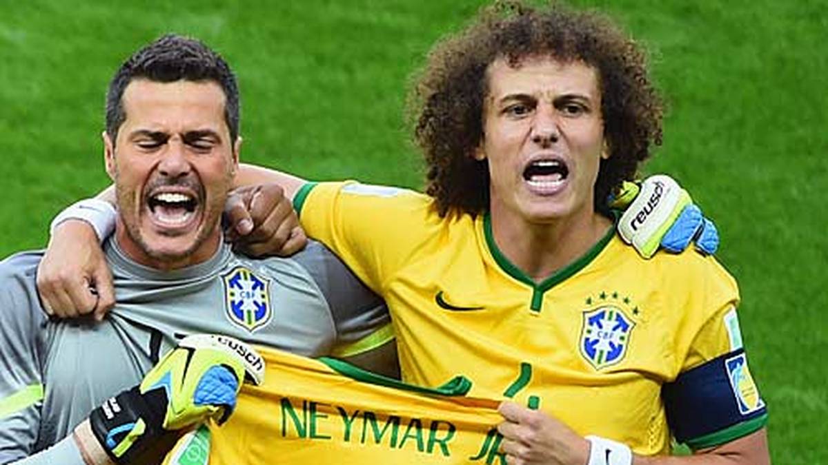 Julio Cesar und David Luiz halten bei der brasilianischen Hymne symbolisch ein Neymar-Trikot hoch