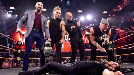 Pete Dunne (2.v.l.) verbündete sich beim Halloween Havoc von WWE NXT mit Pat McAfee (r.)