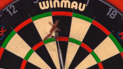 Nathan Aspinall legt bei der Premier League of Darts einen starken Spieltag hin. Im Duell gegen Peter Wright verpasst er dazu knapp den 9-Darter. 