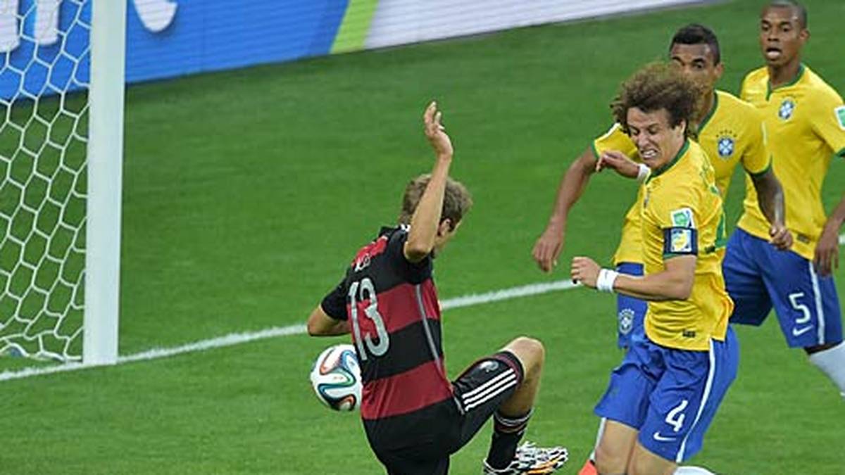 THOMAS MÜLLER: Der WM-Torschützenkönig von 2010 unterstrich gleich seine Gefährlichkeit und erzielte in der 11. Minute das wichtige 1:0. Auch sonst extrem fleißig und bissig. Bereitete das 7:0 mustergültig vor und war auch beim 2:0 beteiligt. Steht jetzt wie 2010 bei fünf Toren und drei Vorlagen, SPORT1-Note 1