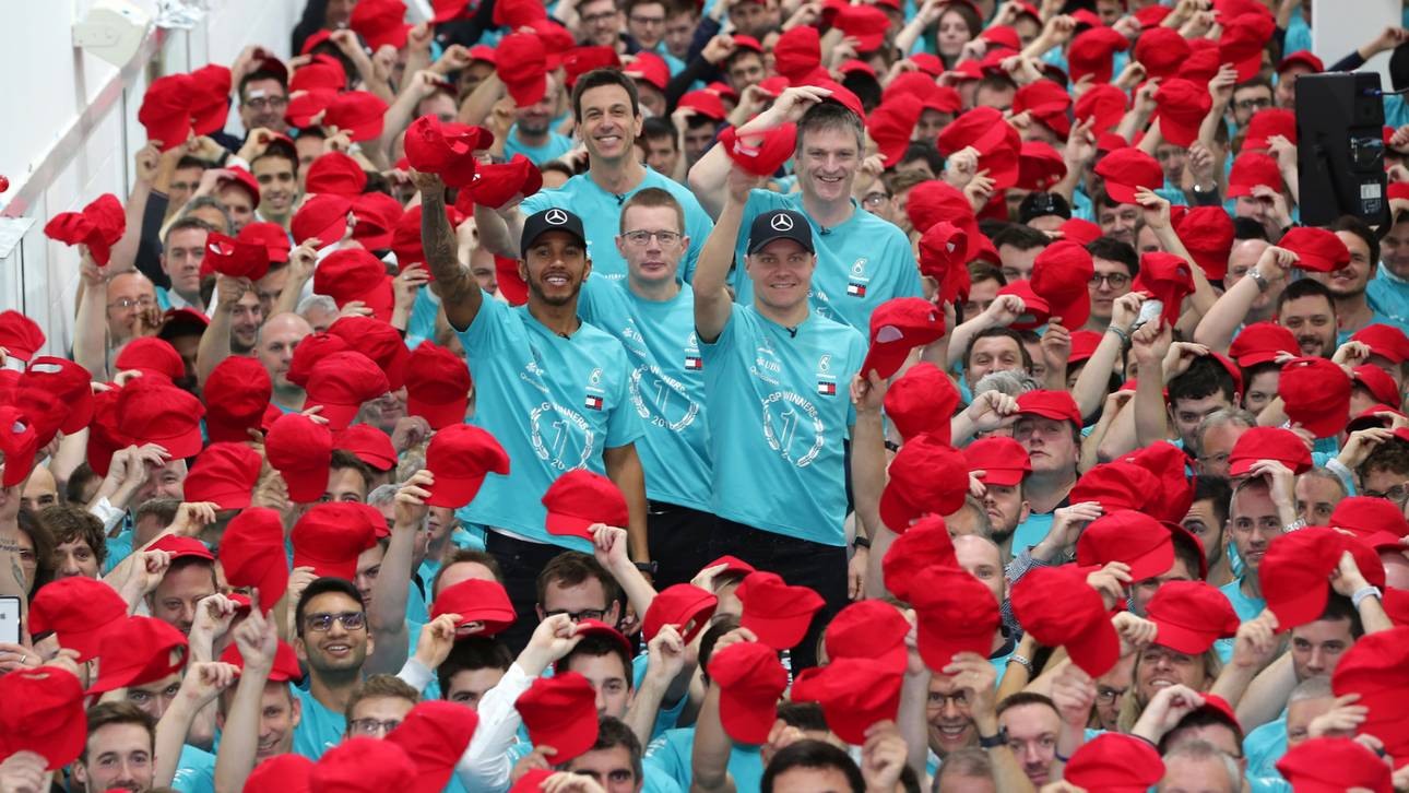 Mercedes feiert mit Lauda-Kappen
