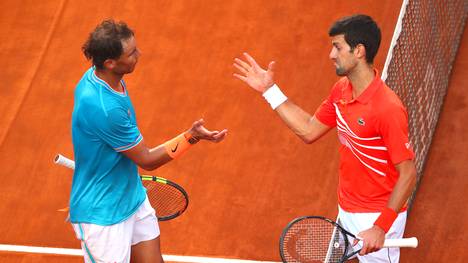 Rafael Nadal (l.) und Novak Djokovic (r.) können im French-Open-Finale Tennis-Geschichte schreiben