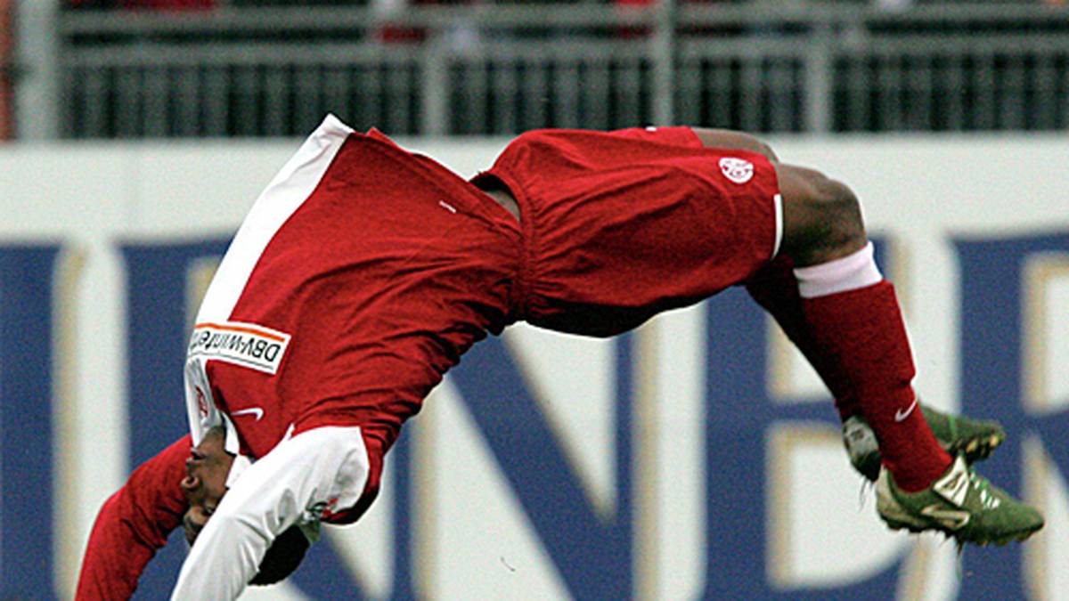 "Ich bin in der Hinsicht Kummer gewohnt. Ich hatte mal einen Spieler in Mainz, der mit so einem Ding seine drei Treffer gegen Aachen gefeiert hat", erklärt Klopp in der "WAZ" und meint Felix Borja, der neben dem Maskenjubel auch gern mit einem Flick-Flack über den Rasen wirbelte
                  
                  
                  
                  
                  