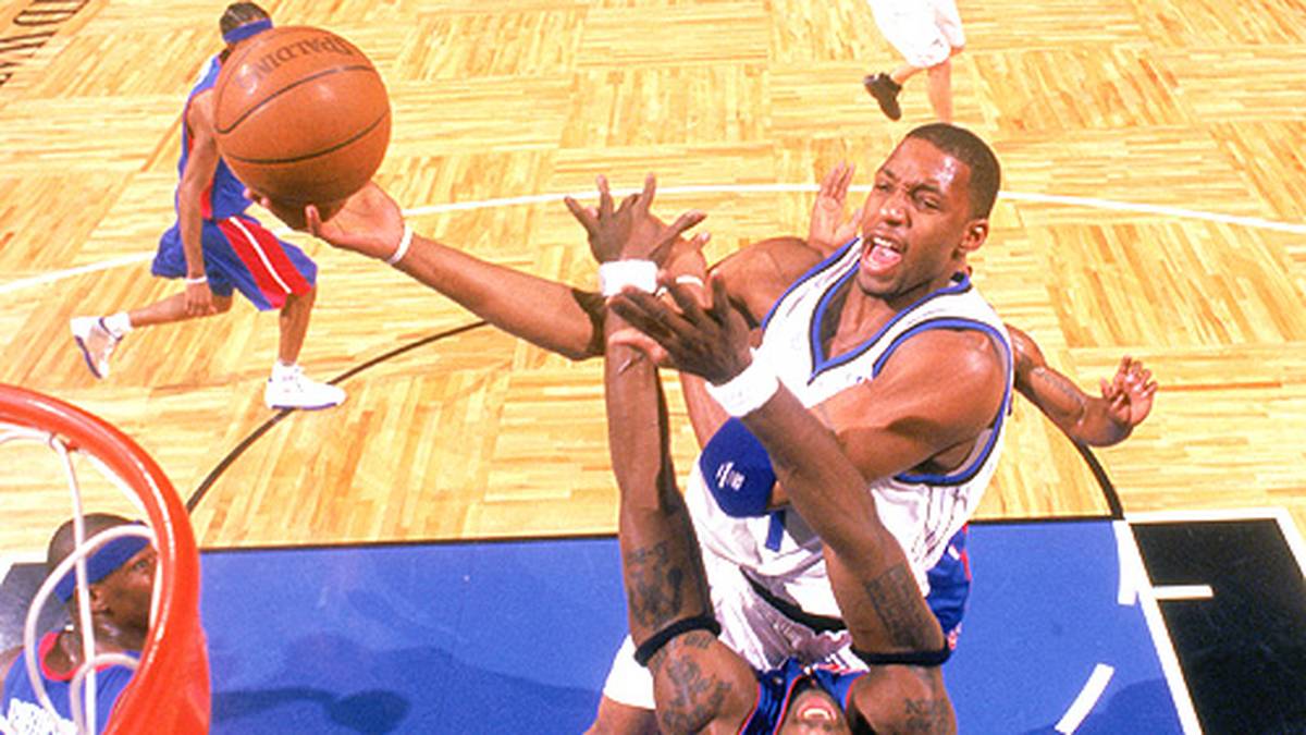 Auch in der K.o.-Runde scheint es zu klappen: Mit 3:1 führen die Magic gegen die favorisierten Detroit Pistons. McGrady wittert "endlich den Einzug in die zweite Runde". Dann verliert Orlando jedoch drei Spiele in Folge mit durchschnittlich 20 Zählern Unterschied und ist wieder raus