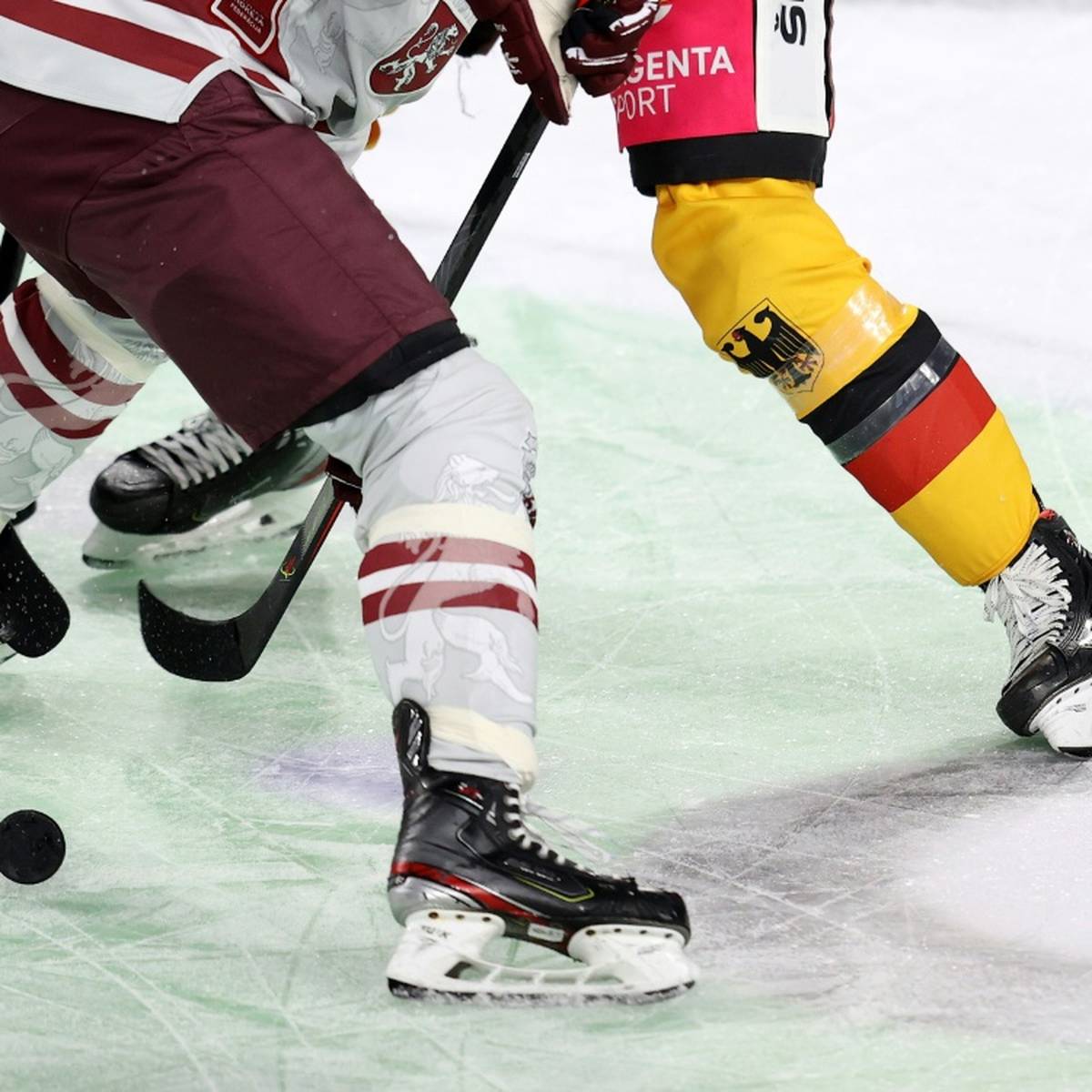 Die deutsche U20-Auswahl ist mit einer deutlichen Niederlage in die Eishockey-WM in Kanada gestartet.