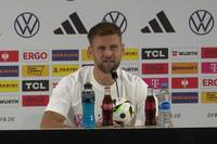 Der deutsche Nationalspieler Niclas Füllkrug spricht auf einer Pressekonferenz über seinen Wechsel nach England zu West Ham United.