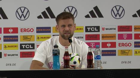 Der deutsche Nationalspieler Niclas Füllkrug spricht auf einer Pressekonferenz über seinen Wechsel nach England zu West Ham United.