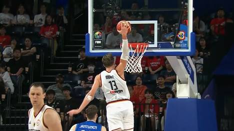 Die deutsche Basketball-Nationalmannschaft feiert bei der WM nach holprigem Start ein Offensiv-Feuerwerk. Ein NBA-Star im gegnerischen Team wird effektiv abgemeldet.