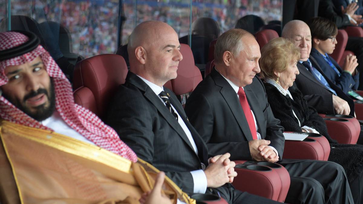 Bei Russlands Präsident Putin (im Hintergrund) ist dagegen ein Lächeln zu erkennen. Nach der Partie gratulierte er Trainer Tschertschessow persönlich am Telefon