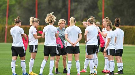 Bundestrainerin Martina Voss-Tecklenburg (4.v.l.) hat mit ihrem Team bis zur EM wohl ein weiteres Jahr Vorbereitungszeit