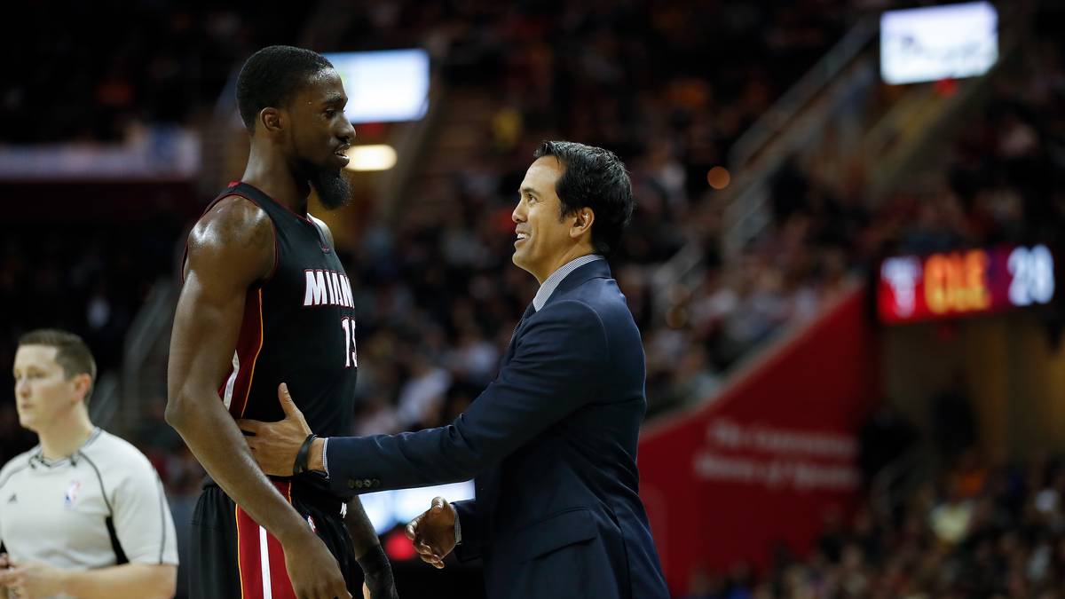 PLATZ 15 - MIAMI HEAT: Als Sechster der Eastern Conference ist Miami in die Playoffs eingezogen und die Mannschaft aus Florida hätte durchaus Potential für mehr. Mit Trainer Erik Spelstra (r.) haben die Heat einen Top-Coach, der allerdings mit Center Hassan Whiteside seine Probleme hat. Dieser beklagt sich öffentlich über seine geringe Spielzeit