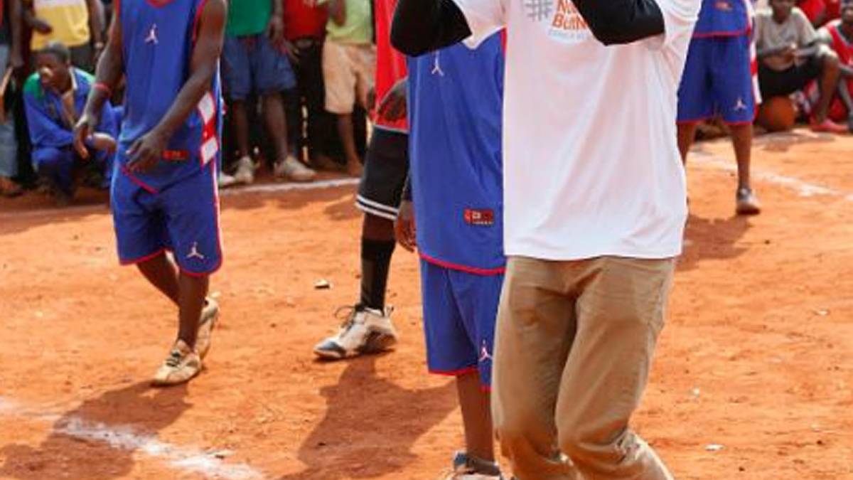 Curry versucht, seine exzellente und so erfolgreiche Technik beim Dreier weiterzugeben