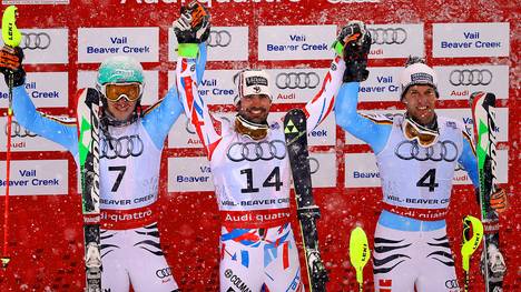 Felix Neureuther (l.) und Fritz Dopfer (r.) mit Slalom-Sieger Jean-Baptiste Grange