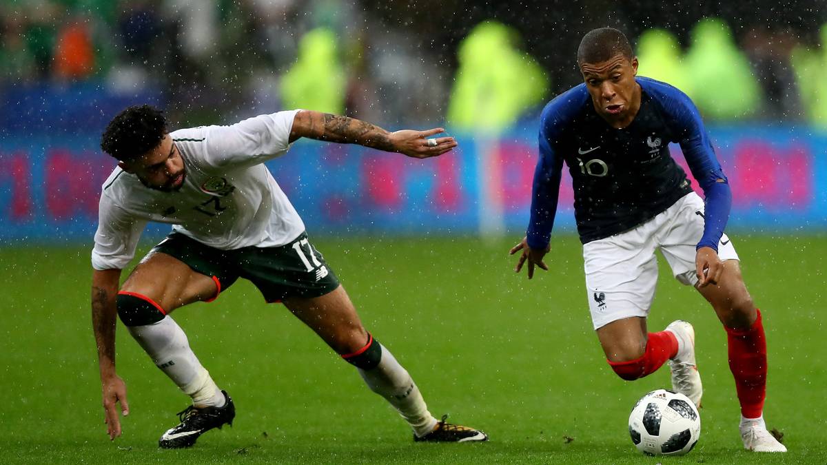 FRANKREICH - PERU: Frankreichs Kylian Mbappe (r.) könnte der große Jung-Star dieser Weltmeisterschaft werden. Seine Mannschaft hat eine vermeintlich einfache Gruppe erwischt - mit Dänemark, Australien und dem Gegner am 21. Juni um 17 Uhr in Jekaterinburg...