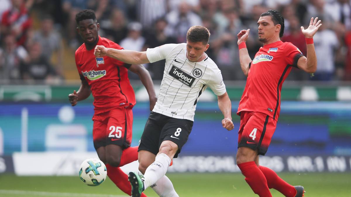 Eintracht Frankfurt lässt im Bemühen, sich für das internationale Geschäft zu qualifizieren, gegen Hertha BSC anfangs Riesenchancen liegen. Pokalheld Luka Jovic (M.) und Mijat Gacinovic vergeben hochkarätige Möglichkeiten, die Hessen früh auf Kurs zu bringen 
