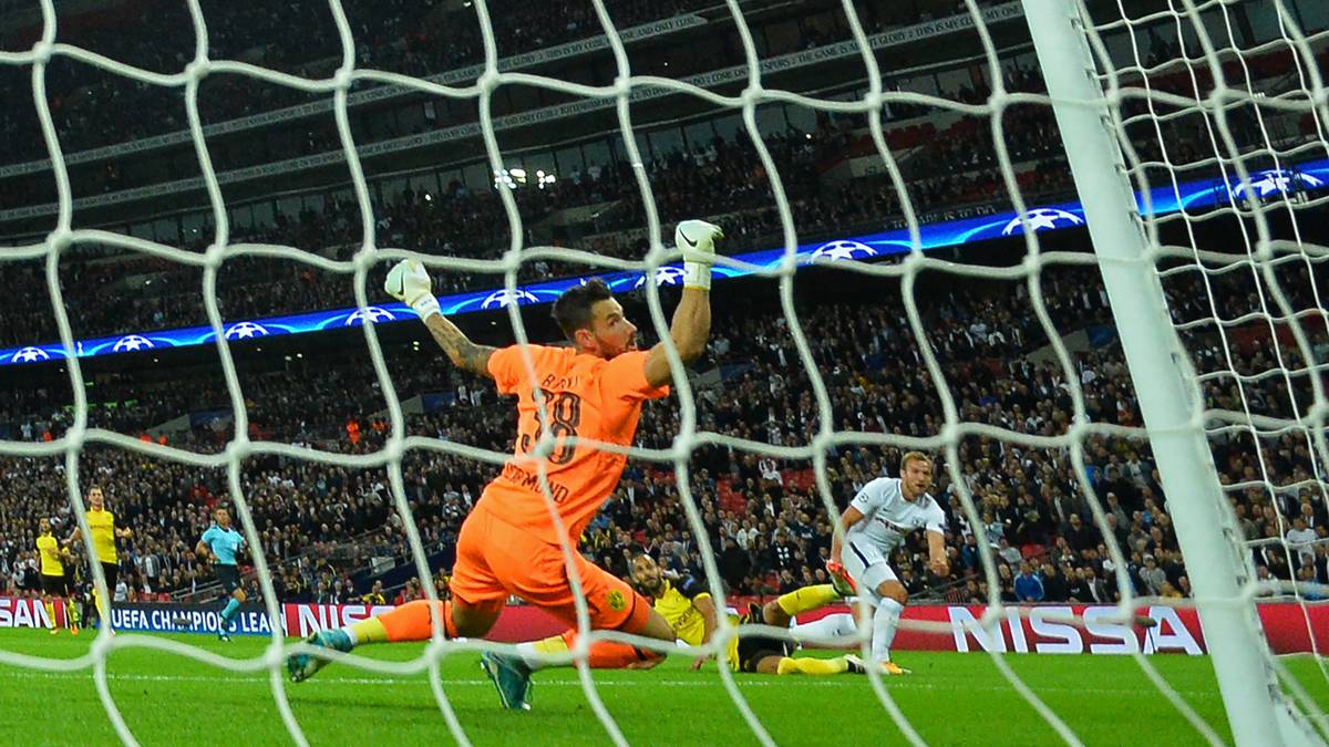 CHAMPIONS LEAGUE - 1. SPIELTAG: Dortmunds Schlussmann kassiert gegen Tottenham zwei Treffer in die kurze Ecke. An der 1:3-Niederlage trägt er zumindest eine Mitschuld