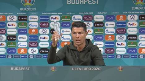 Mit seiner Wasser-Aktion hat Cristiano Ronaldo nicht nur für weltweites Aufsehen – sondern auch für Auswirkungen auf die Aktien von Coca-Cola gesorgt. 