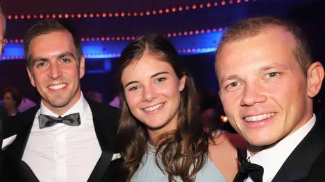 Philipp Lahm freute sich mit Fabian Hambüchen und dessen Freundin Nina über die Auszeichnung