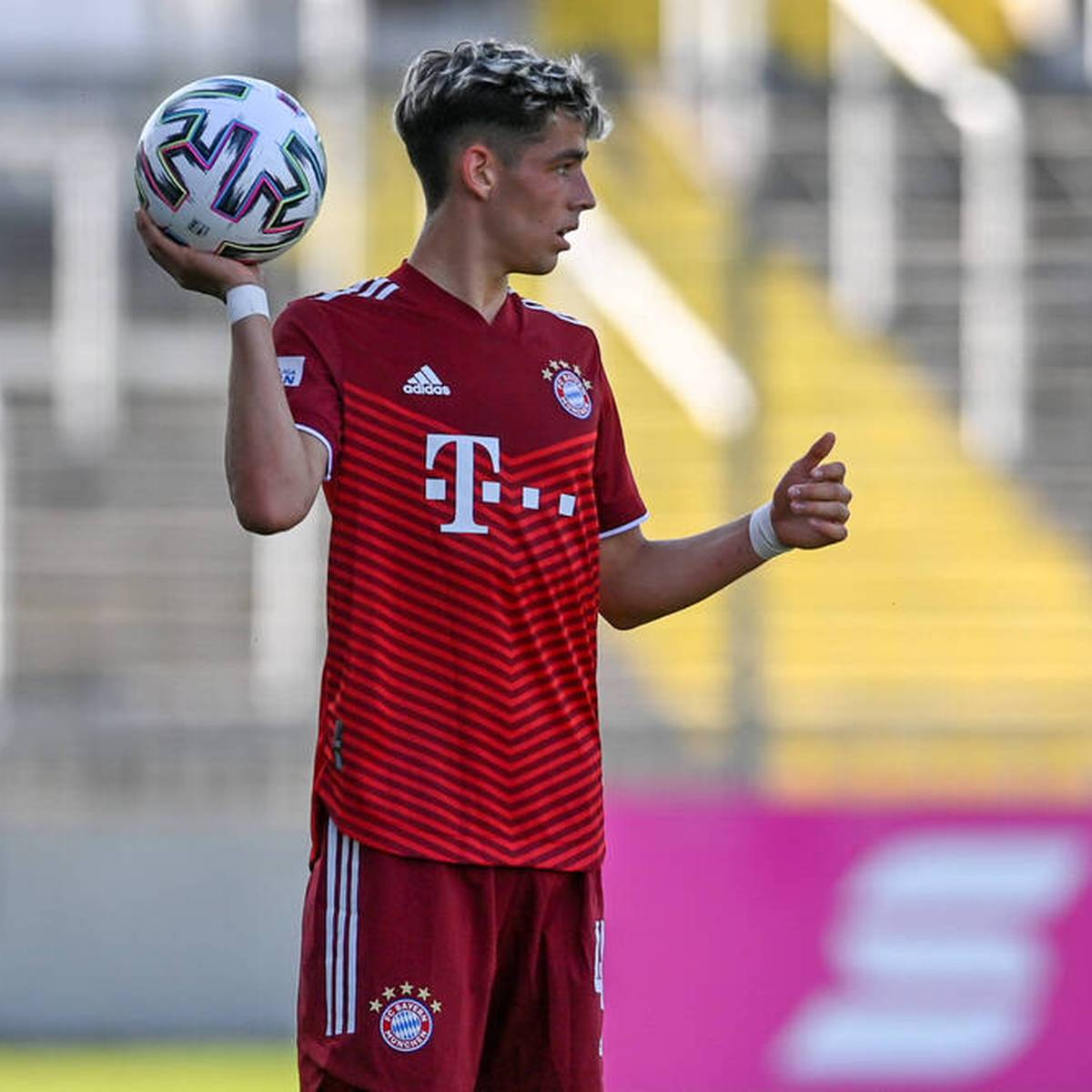 Die zweite Mannschaft des FC Bayern bereitet sich auf den Restart in der Regionalliga vor. Mit dabei: Hasan Salihamidzics Sohn Nick.