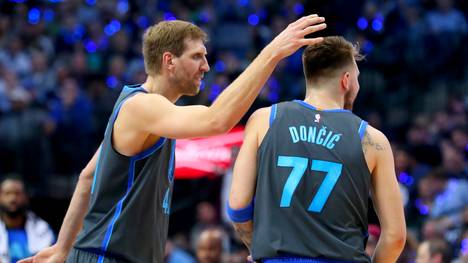 NBA: Dirk Nowitzki (l.) hält große Stücke auf Mavs-Rookie Luka Doncic