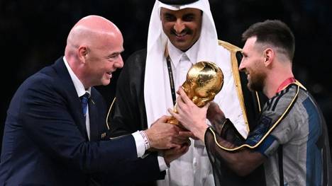 Messi (r.) trug ein traditionelles arabisches Gewand