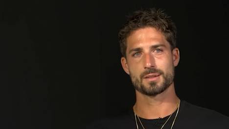 Kevin Trapp verabschiedet sich von Eintracht Frankfurt. Mit 35 Jahren wechselt der Kapitän zum Paris FC. Bei seinem Abschiedsinterview ringt der Torhüter mit den Tränen und blickt auf eine schöne Zeit am Main zurück.