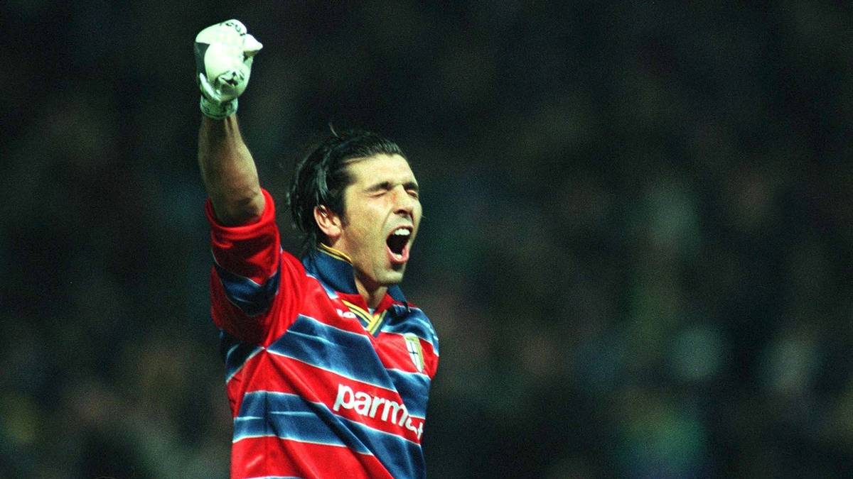 Dass Buffon seinen ersten großen Titel mit einem anderen Klub als Juventus gewonnen hat, ist heute kaum noch vorstellbar. 1999 wurde er mit dem AC Parma UEFA-Cup-Sieger, erst 2001 folgte der Wechsel zu Juventus
