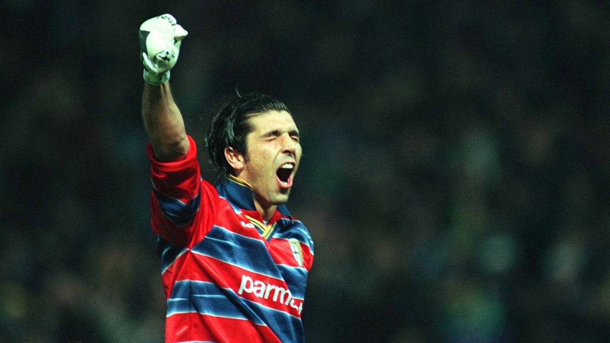 Dass Buffon seinen ersten großen Titel mit einem anderen Klub als Juventus gewonnen hat, ist heute kaum noch vorstellbar. 1999 wurde er mit dem AC Parma UEFA-Cup-Sieger, erst 2001 folgte der Wechsel zu Juventus