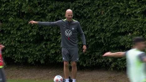 Der VfL Wolfsburg steckt in einer großen Krise. Trainer Paul Simonis kämpft gegen Abstieg und um seinen Job. Auch hinter den Kulissen könnten Konsequenzen folgen.