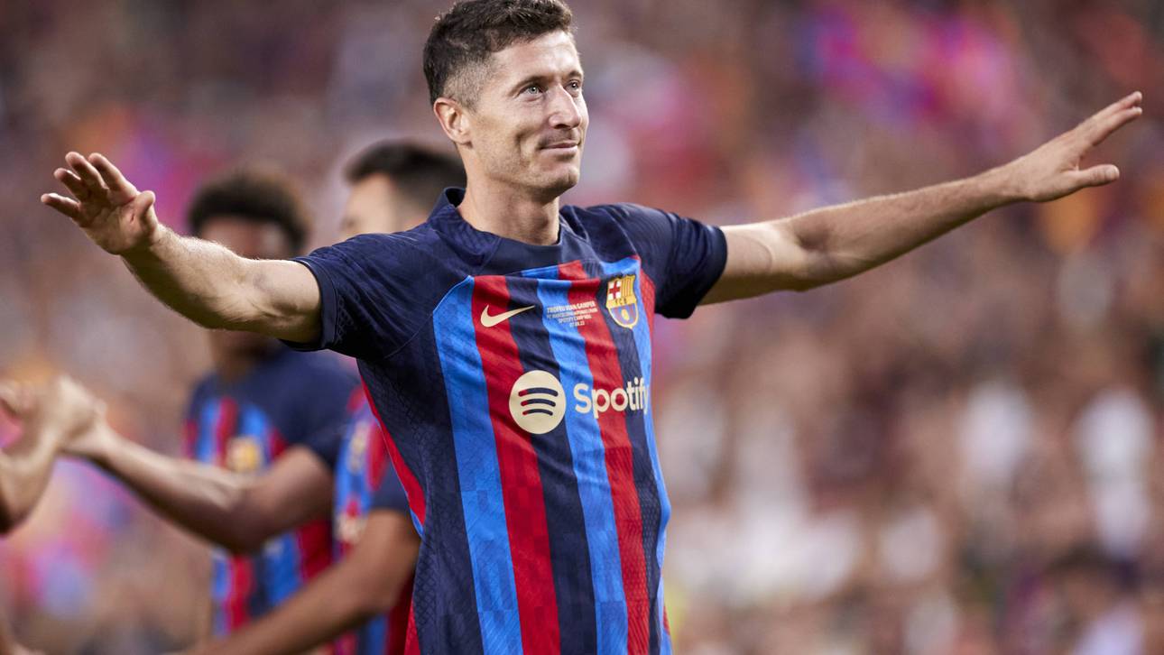 Robert Lewandowski bejubelt sein erstes Tor für den FCB