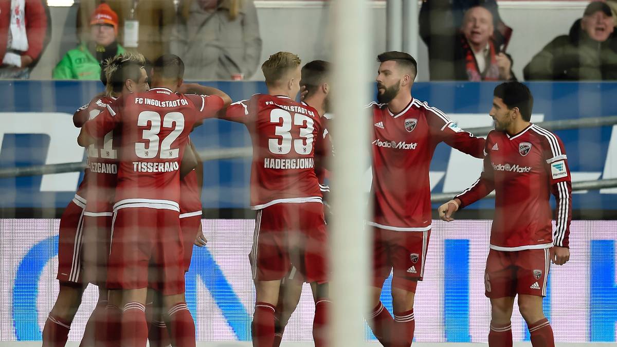 Ingolstadts Spieler jubeln...