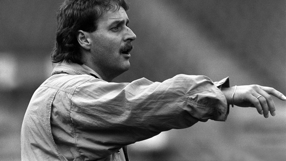 Trotz Platz zwei wird Neururer bei den Königsblauen im November 1990 entlassen. Danach kommt er in Berlin erstmals bei einem Bundesligaklub unter: Nach nur zwei Punkten aus zwölf Spielen ist bei Hertha BSC aber bereits wieder Schluss