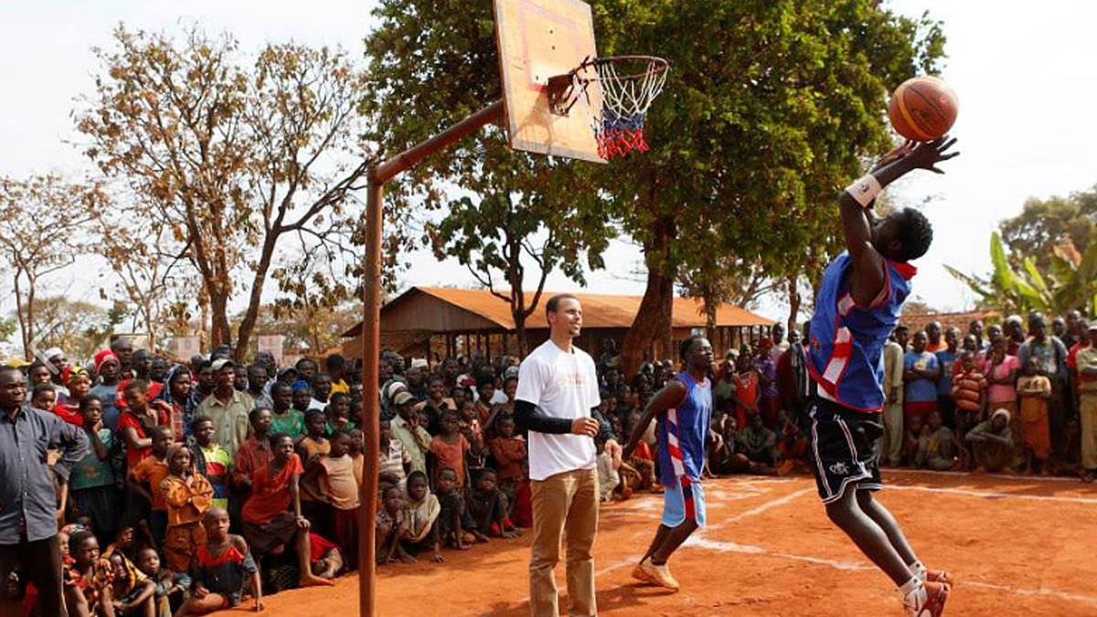 Mit den afrikanischen Kindern darf natürlich auch der Basketball-Sport nicht zu kurz kommen