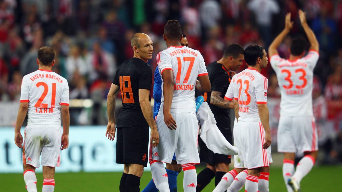 Bei einem Testspiel der Bayern gegen die niederländische Nationalelf - angesetzt als Entschädigung für den Verletzungsstreit 2010 - wird Robben in der Allianz-Arena von den eigenen Fans ausgepfiffen. Kritiker werfen ihm ein zu selbstbezogenes Spiel vor, die Spitznamen "Ego-Shooter" und "Alleinikov" machen die Runde