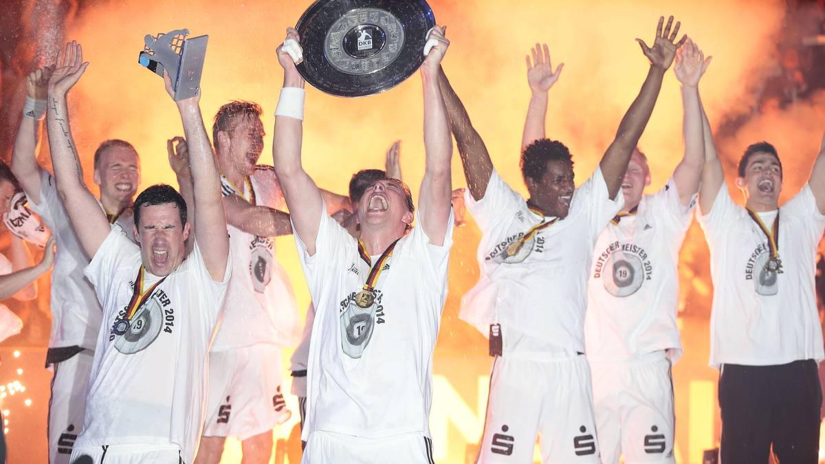 Mitnichten. Der THW bezwingt zeitgleich DHB-Pokalsieger Füchse Berlin mit 37:23 und hat damit am Ende das um zwei Tore bessere Torverhältnis - die Meisterschaft! Bitter für die Löwen: Bis zwölf Minuten vor Schluss hat Kiel noch fünf Tore Rückstand auf den Tabellenführer, dann schwingt sich der THW zu einem unfassbaren Endspurt auf