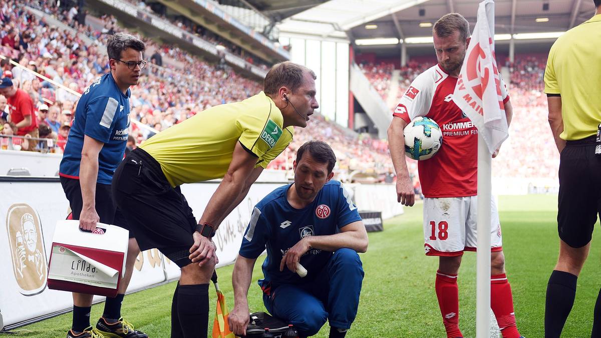 Beim Sonntagsspiel Mainz 05 gegen RB Leipzig tritt Leipzig-Verteidiger Lukas Klostermann Schiedsrichter-Assistent Rene Rohde auf den Fuß. Dieser muss danach einige Minuten behandelt werden
