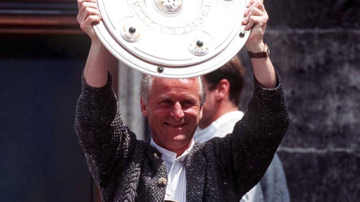 Nachfolger Otto Rehhagel blieb ebenso glücklos, Trapattoni nahm 1996 einen neuen Anlauf - diesmal lief’s besser. Sein Vermächtnis: die Meisterschaft 1997, der Pokalsieg 1998 und die geflügelten Worte "Flasche leer", "Was erlaube Strunz?" und "Ich habe fertig"