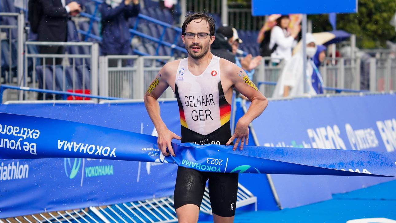 Der deutsche Triathlet Max Gelhaar hat bei seinen ersten Paralympischen Spielen die Silbermedaille gewonnen