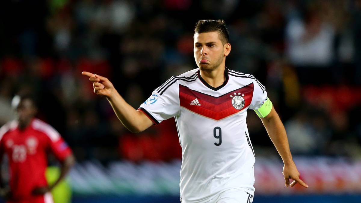 KEVIN VOLLAND (bis 82. Minute): Zeigt schon in der Anfangsphase, dass er ein Gewinn für das deutsche Sturmzentrum ist. Stoppt schwierigste Bälle mühelos aus der Luft, hält den Ball und setzt seine Kollegen ein. Veredelt dann Cans Zuckerpass zum 1:0. Lässt einen feinen Freistoß zum 2:0 folgen und entscheidet damit schon das Spiel - SPORT1-Note: 1