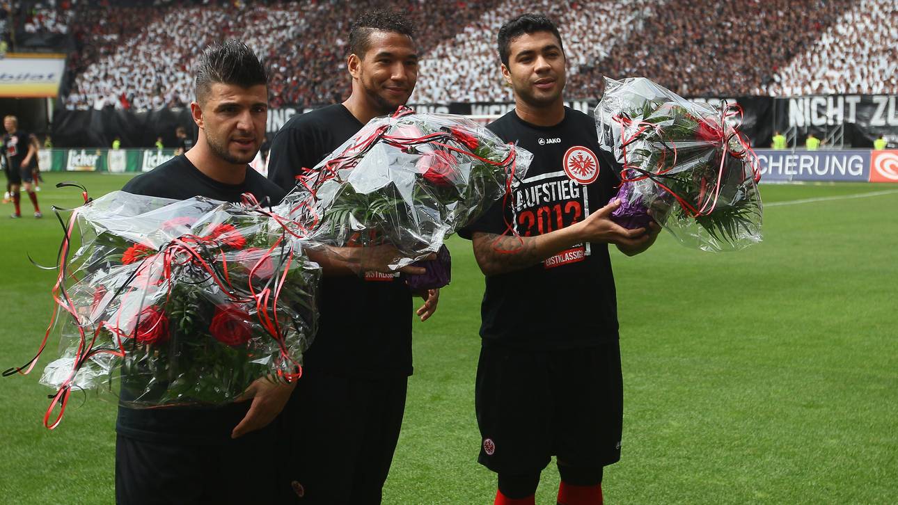 Caio (r., mit Ümit Korkmaz und Habib Bellaid (v.l.)) wird vor dem letzten Heimspiel der Saison 2011/2012 verabschiedet